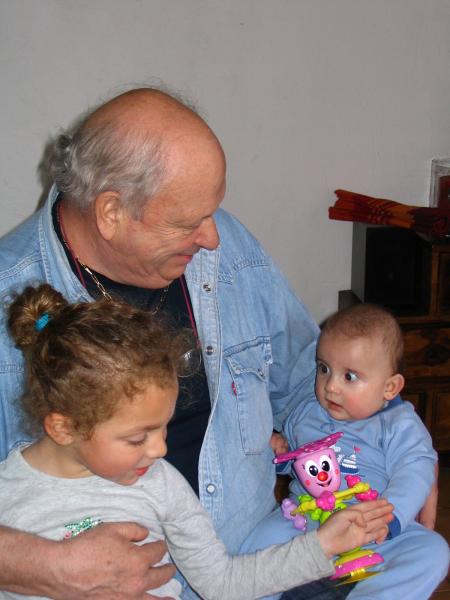 Ma soeur,mon papy et ma fleure qui fait plein de bruit